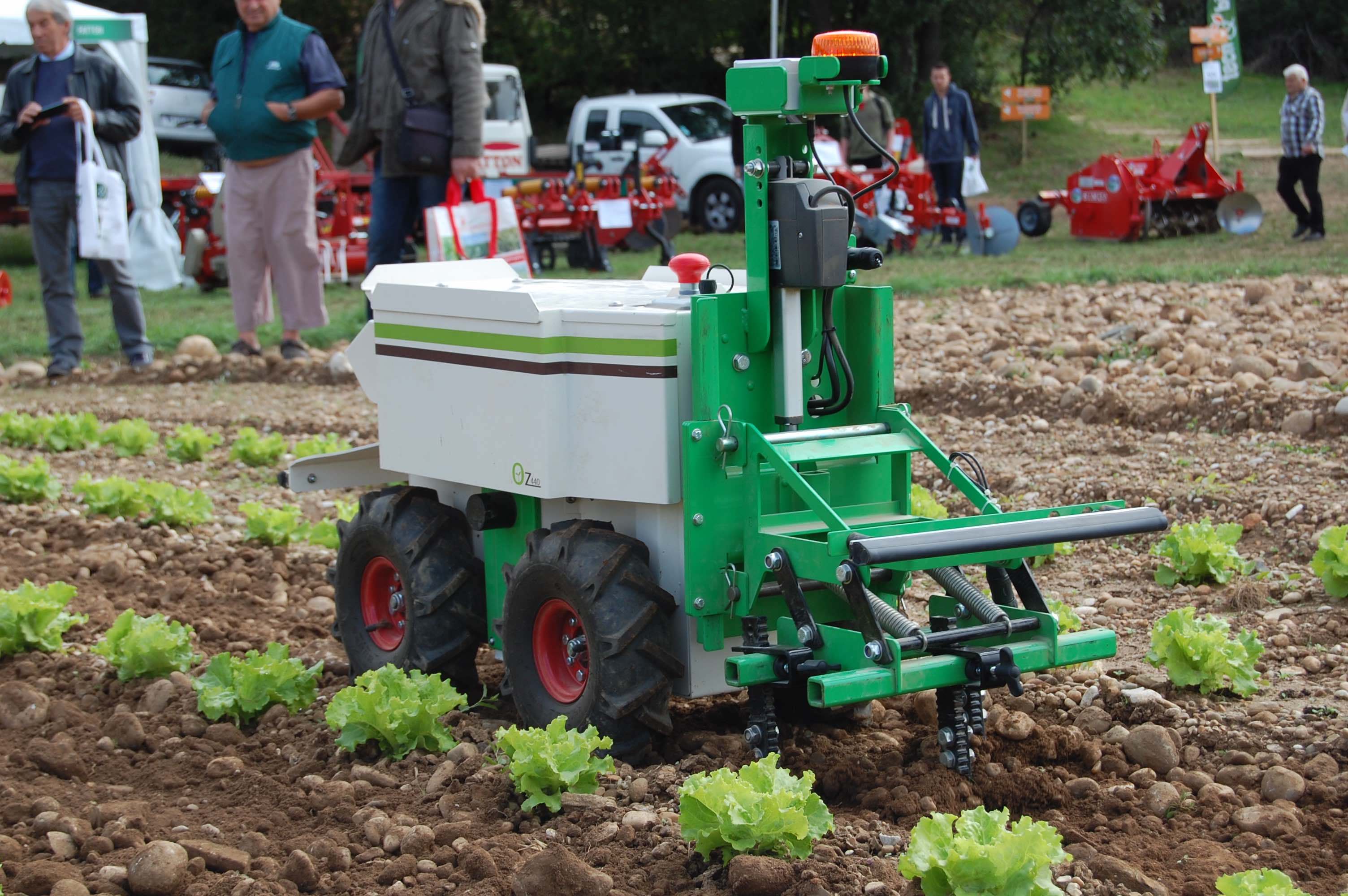 Résultat de recherche d'images pour "date 1er robot agriculteur"